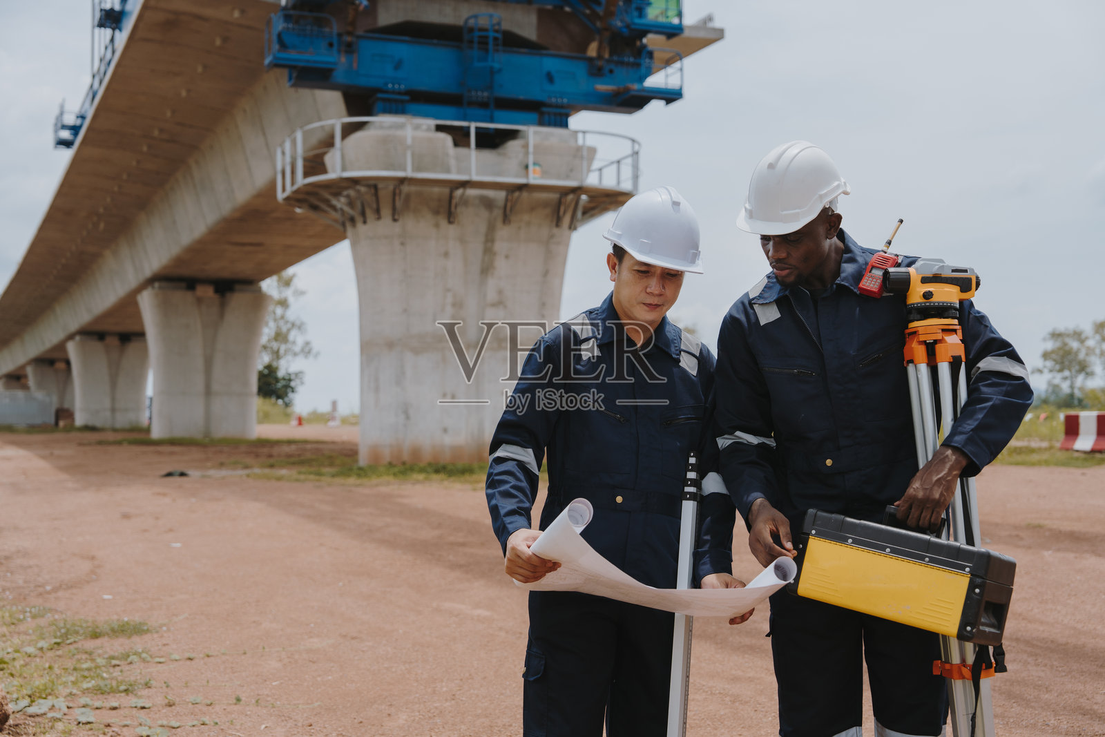 测量工程师在公路和高速铁路施工现场使用测量相机进行测量或进行安全检查。照片摄影图片