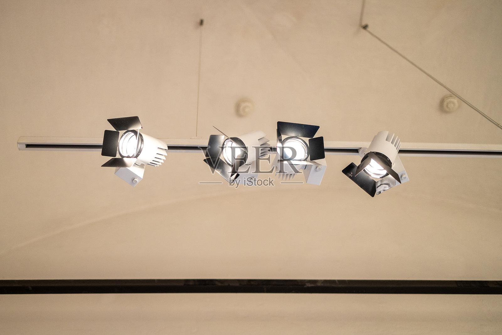 古修道院房间里的天花板灯光照片摄影图片