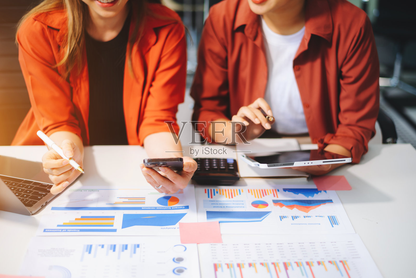 商业团队合作讨论财务数据和市场增长报告图表的分析工作照片摄影图片