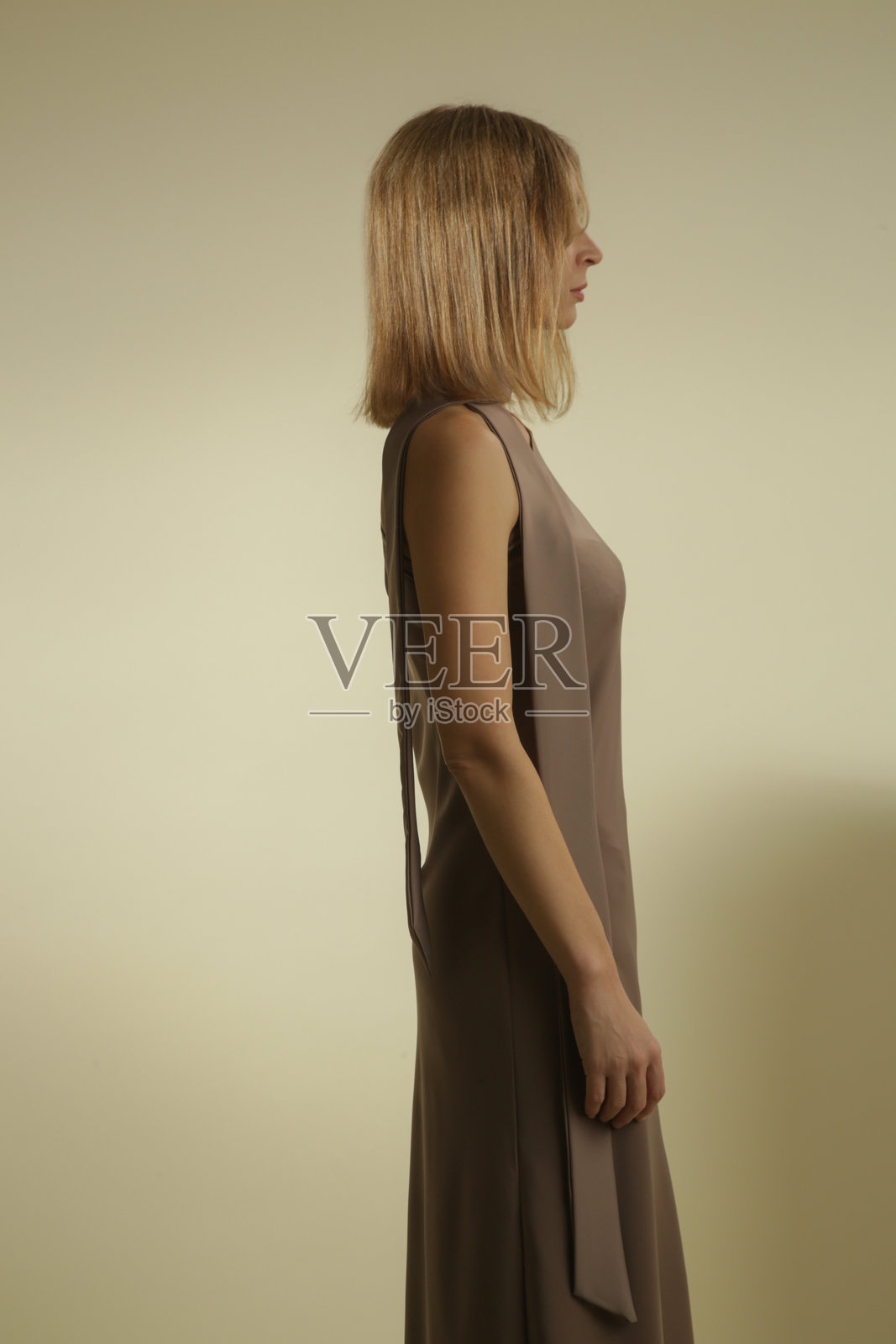 一系列女模特穿着米色丝绸一字肩不对称长裙的摄影作品照片摄影图片