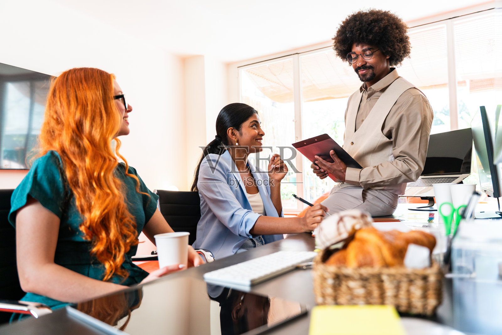多元文化的小型商业团队在共享办公空间开会照片摄影图片