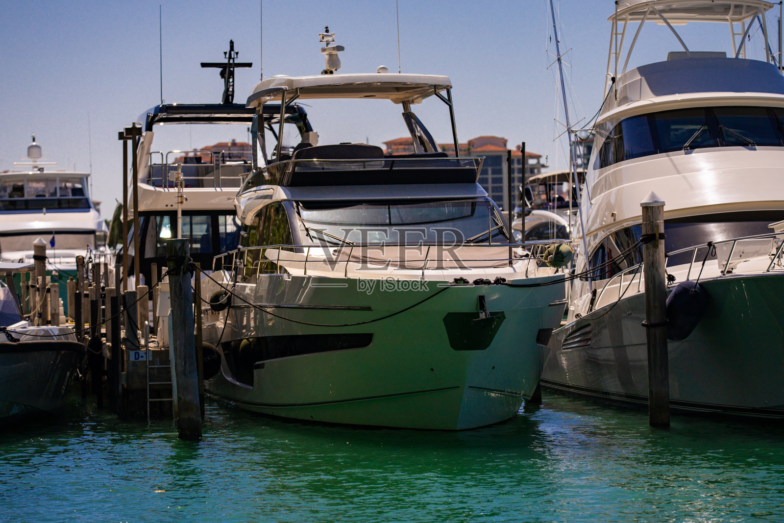 游艇在海水上航行。奢华超级游艇在海上。迈阿密海滩的游艇。热带海景与帆船。靠近海岸的游轮。佛罗里达的日落游艇之旅。游艇在海洋中。照片摄影图片