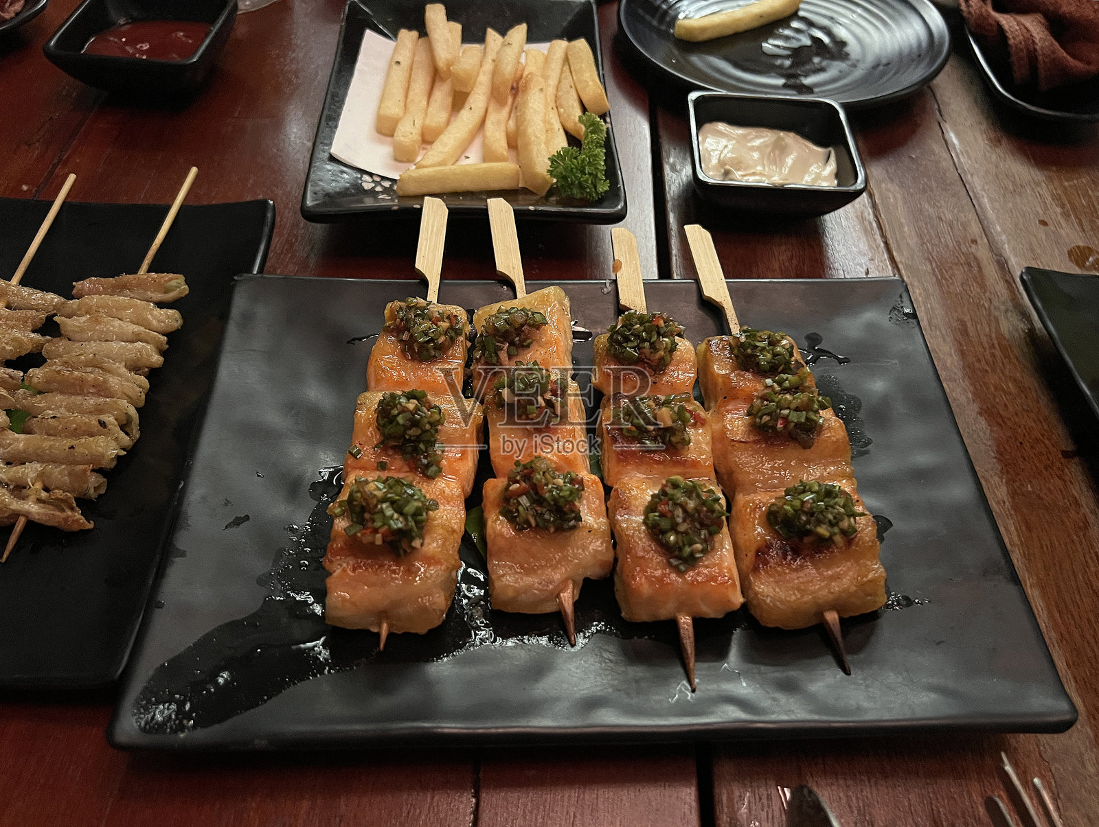 一盘日式烤串照片摄影图片