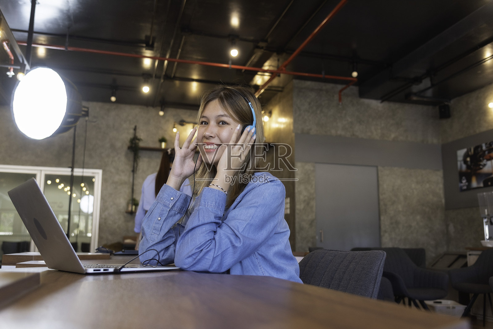 亚洲女性在会议上在线连接办公室。商业与科技概念照片摄影图片