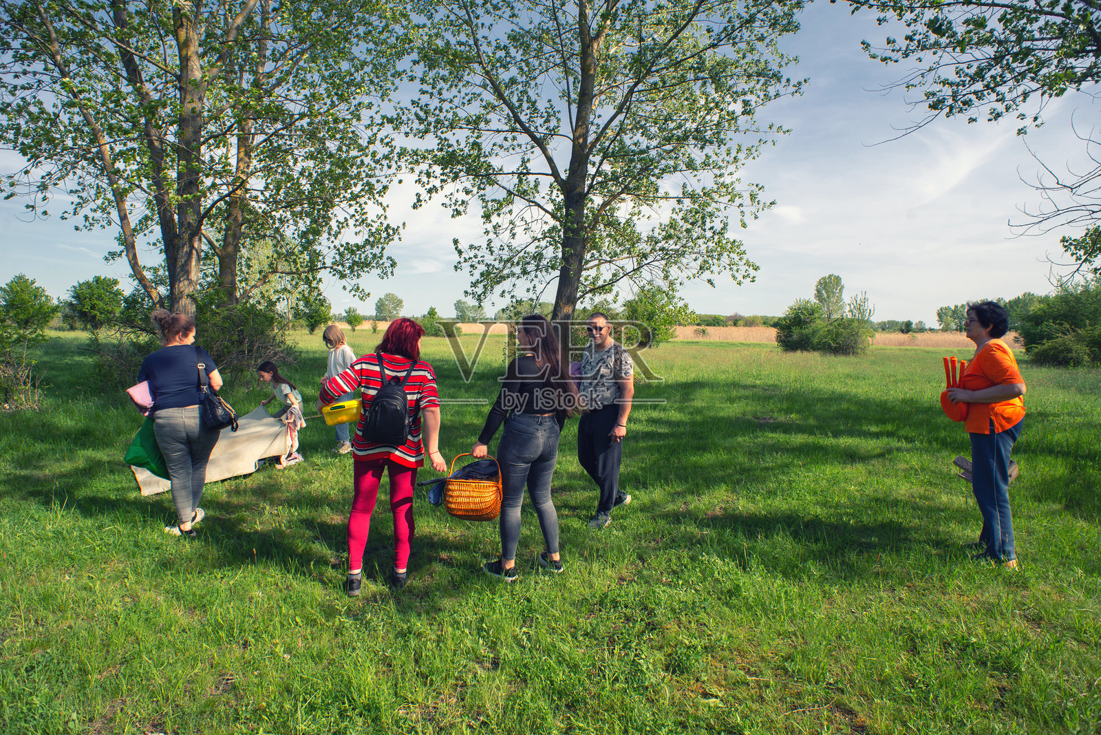 七口之家在大自然中享受野餐的乐趣照片摄影图片