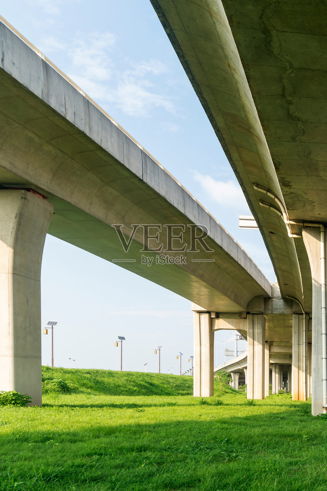 城市立交桥下的混凝土结构和沥青道路空间照片摄影图片