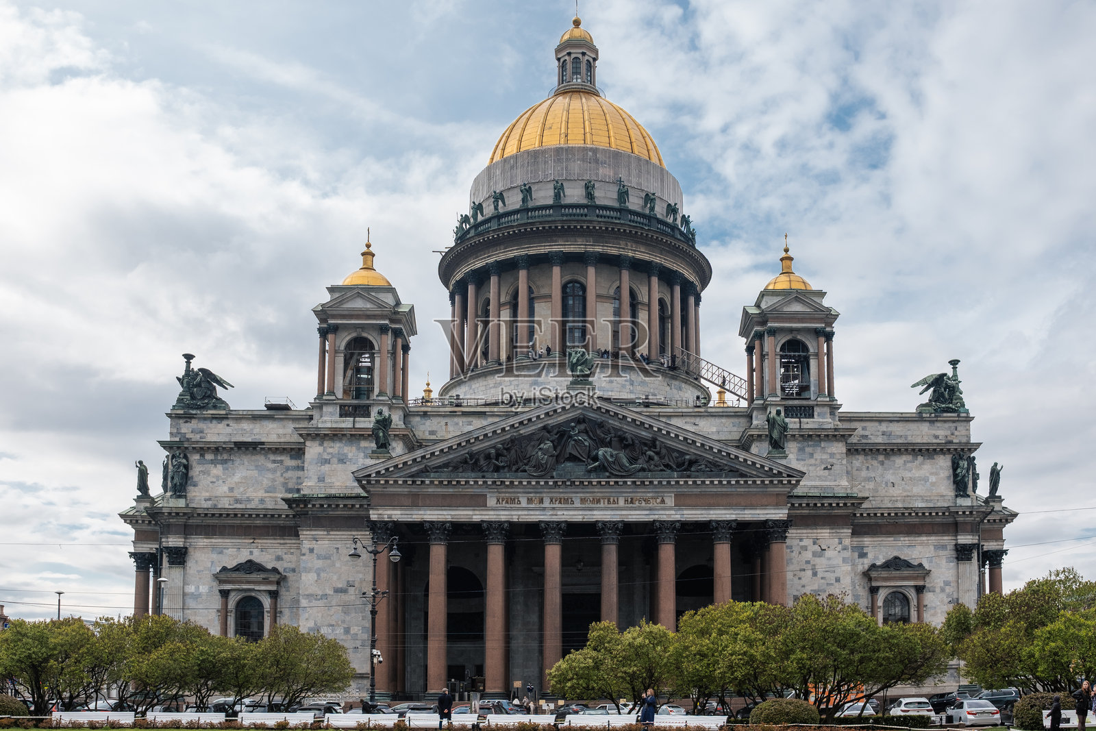 圣以撒大教堂在阴天展示其宏伟的圆顶和精美的建筑细节，位于圣彼得堡。照片摄影图片