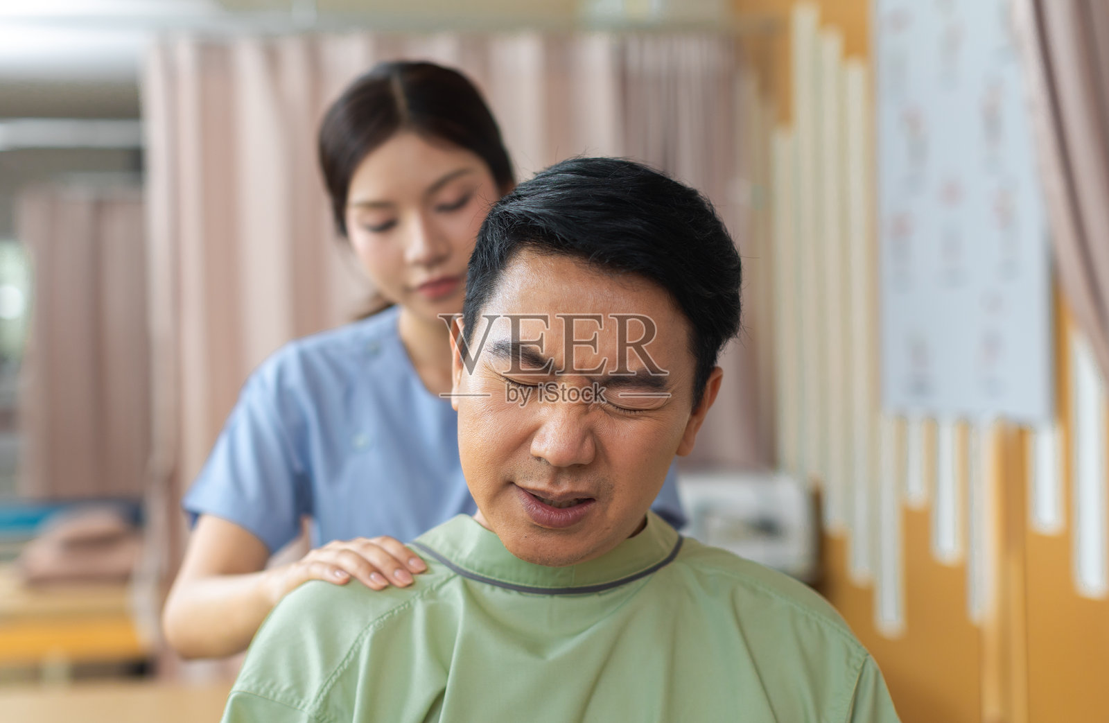 物理治疗师与患者合作。上肢的被动运动练习。医生咨询患者的手臂问题，物理治疗概念。照片摄影图片