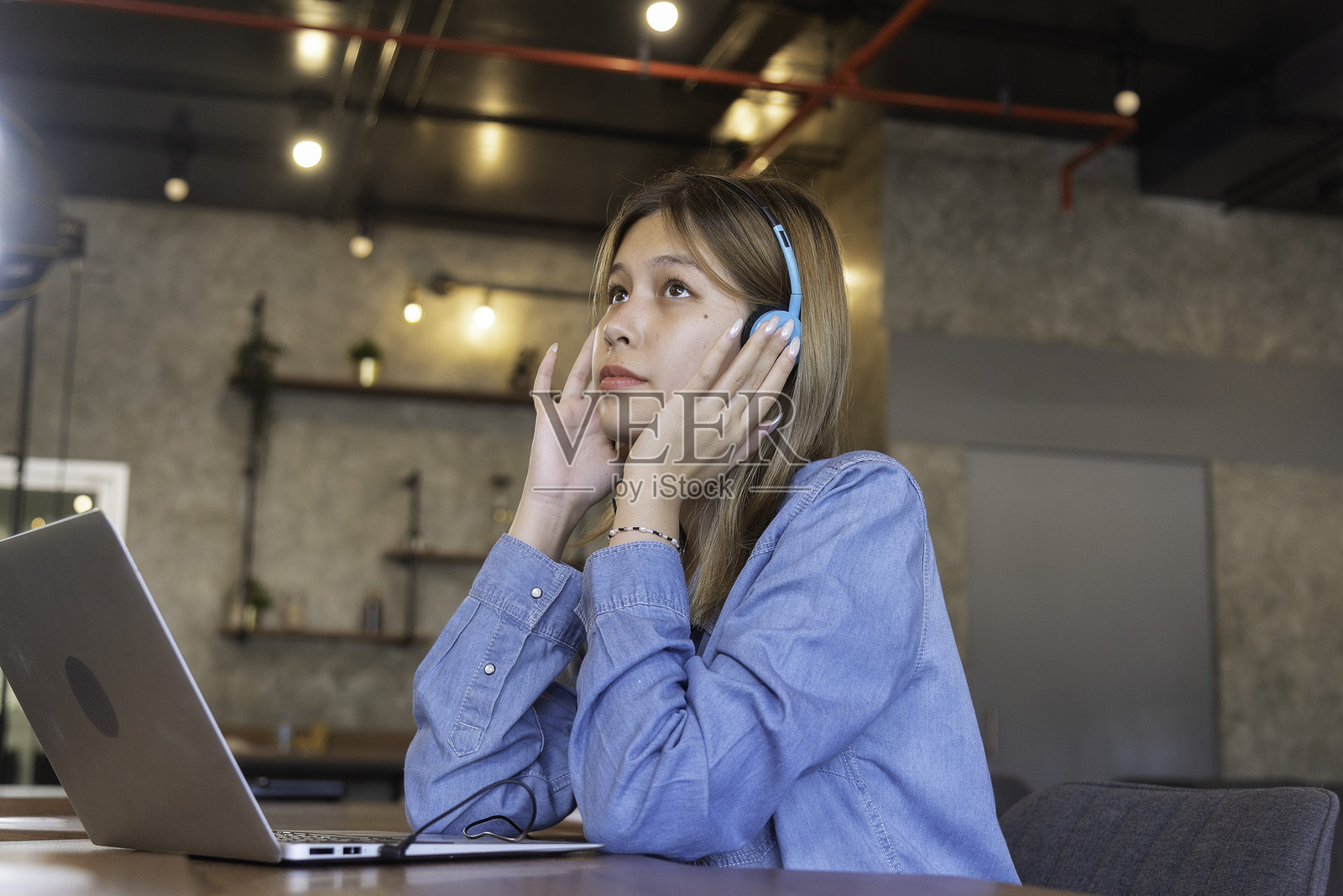 亚洲女性在会议上在线连接办公室。商业与科技概念照片摄影图片