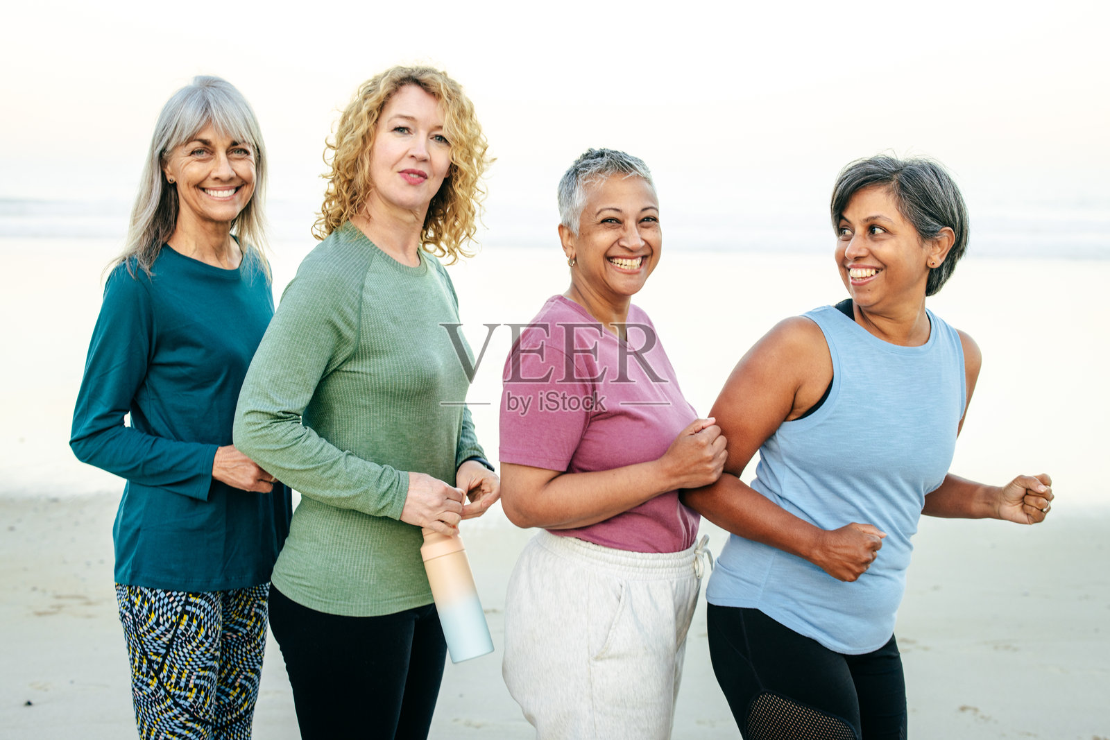 为50多岁女性量身定制的健康与转型静修，专注于自我发现。照片摄影图片