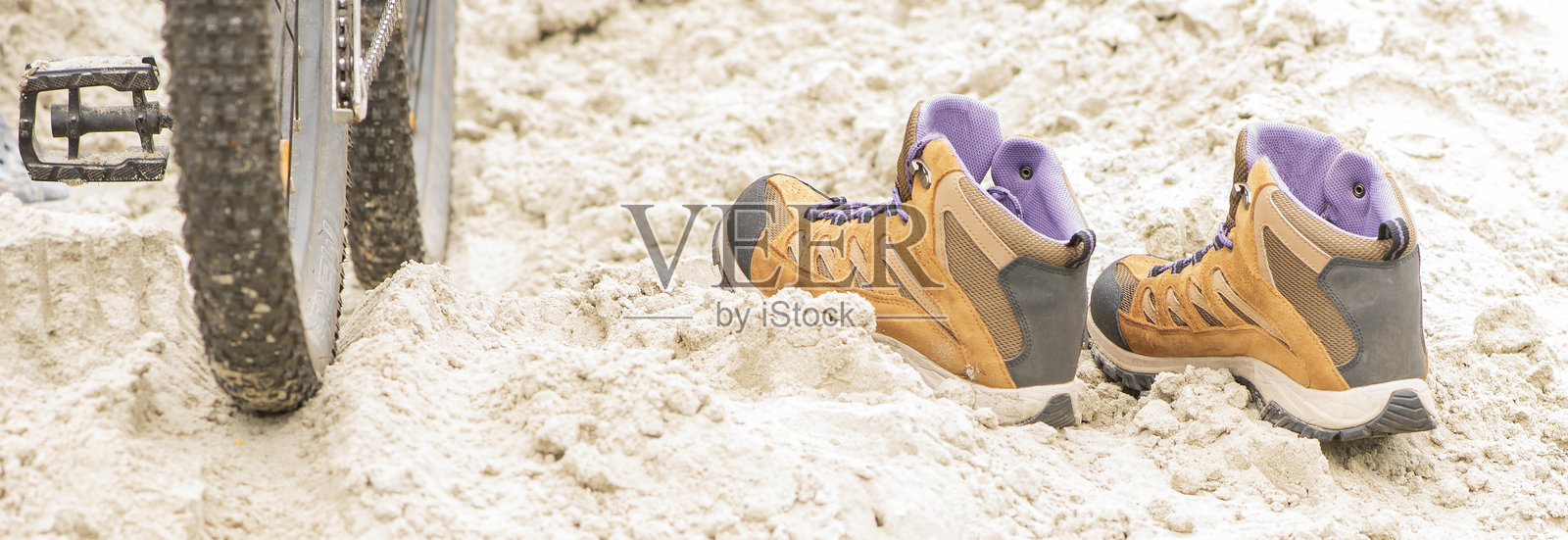 沙滩上的自行车轮子，轮胎印迹照片摄影图片