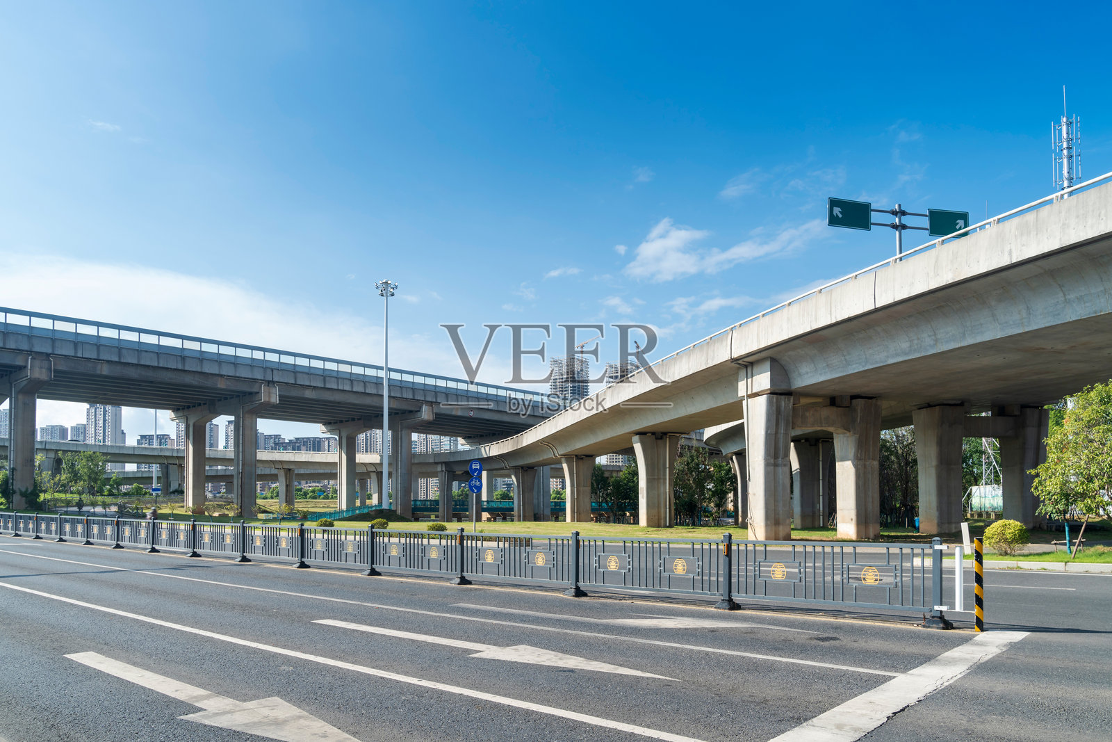 城市高架桥下的混凝土结构和沥青道路空间照片摄影图片