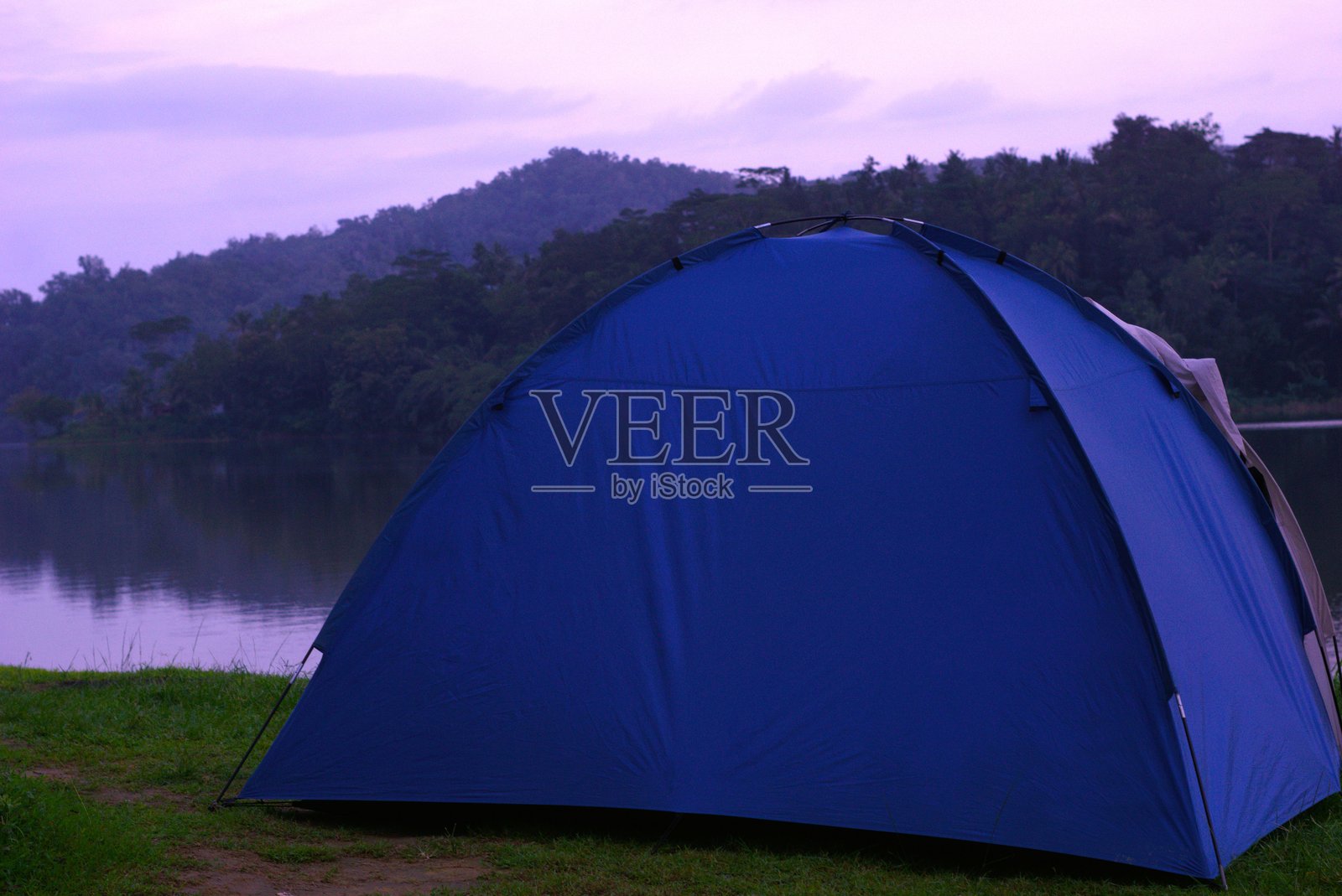 湖边露营地上的蓝色帐篷照片摄影图片