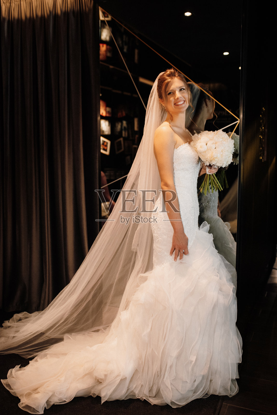 训练营中的白色婚纱新娘照片摄影图片