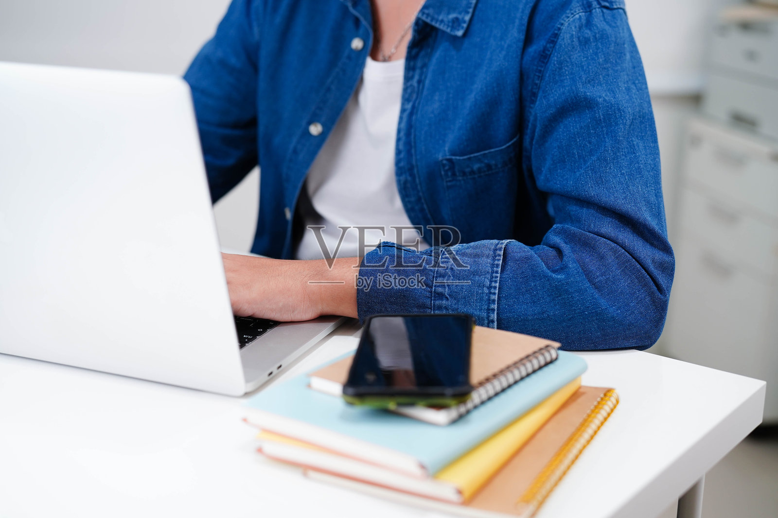 青少年使用平板电脑进行沟通，搜索互联网网站以学习。照片摄影图片