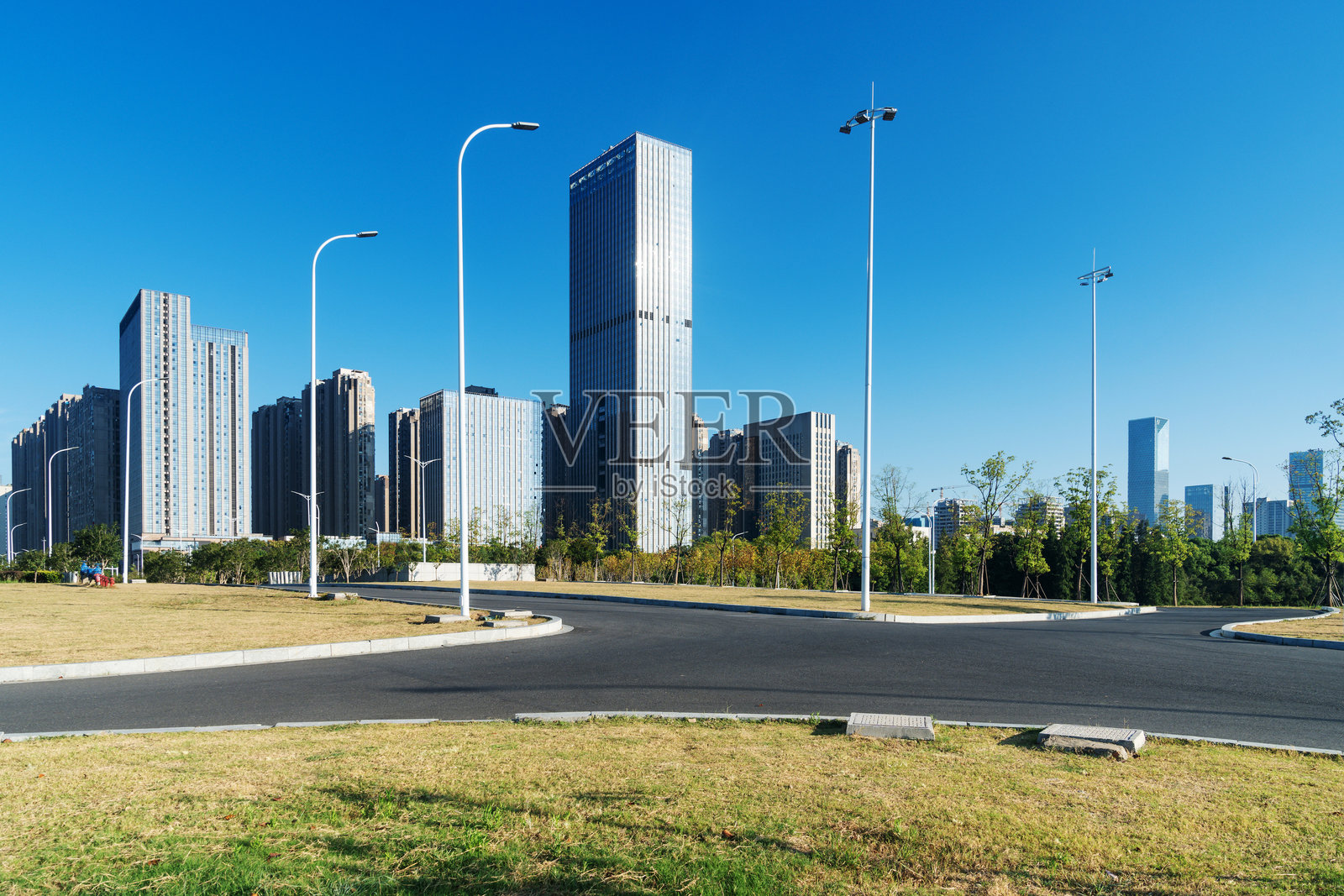 城市中空荡荡的街道和建筑物照片摄影图片