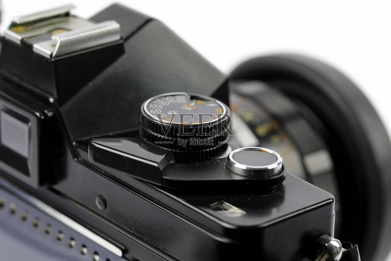 这是一款带有曝光控制旋钮的老式模拟单反相机。照片摄影图片
