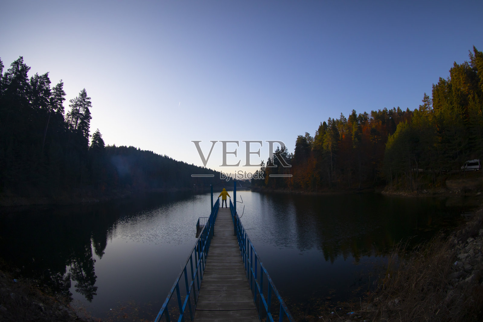 Bozcaarmut水库位于比莱吉克省帕扎里耶里区的Bozcaarmut村。照片摄影图片