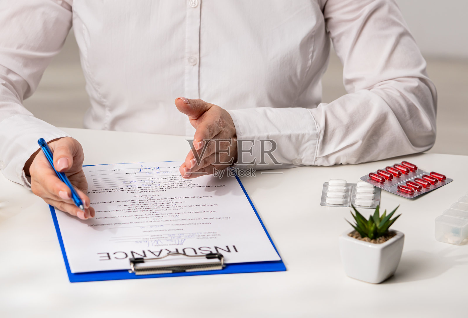 在桌子上审阅和签署重要的保险文件照片摄影图片