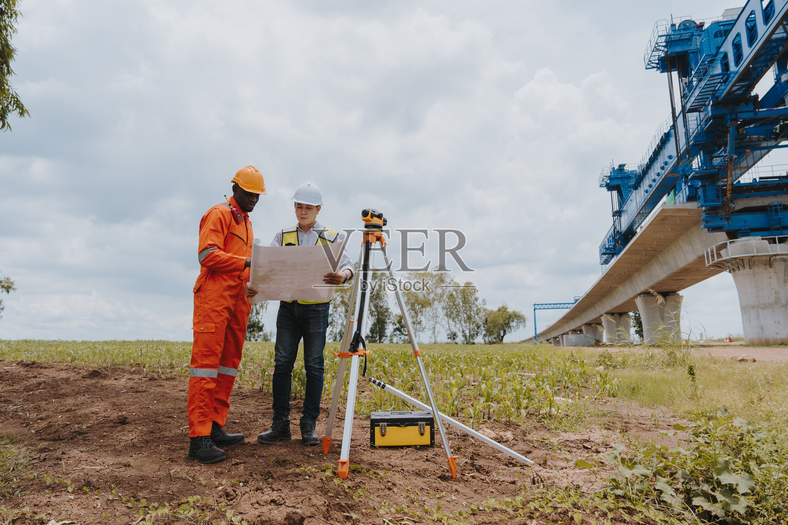 测量工程师在公路和高速铁路施工现场使用测量相机进行测量或进行安全检查。照片摄影图片