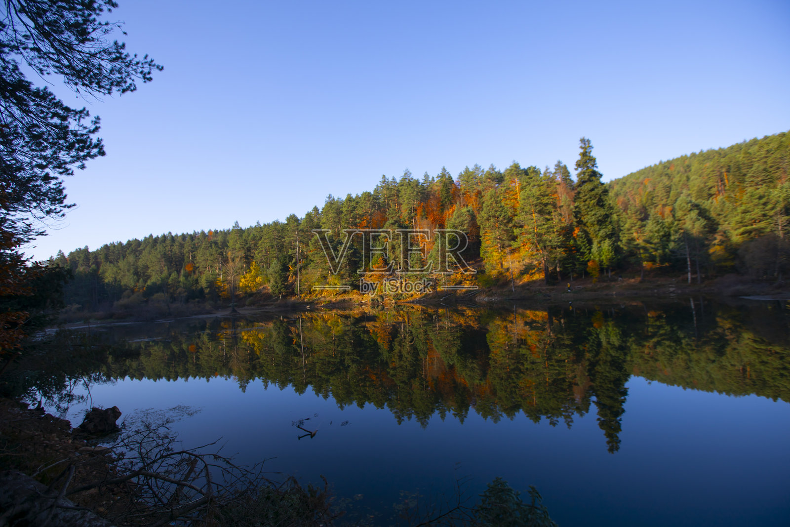Bozcaarmut水库位于比莱吉克省帕扎里耶里区的Bozcaarmut村。照片摄影图片