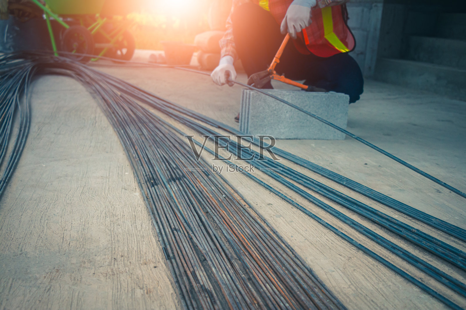 工程师在审查钢框架时进行质量控制。照片摄影图片
