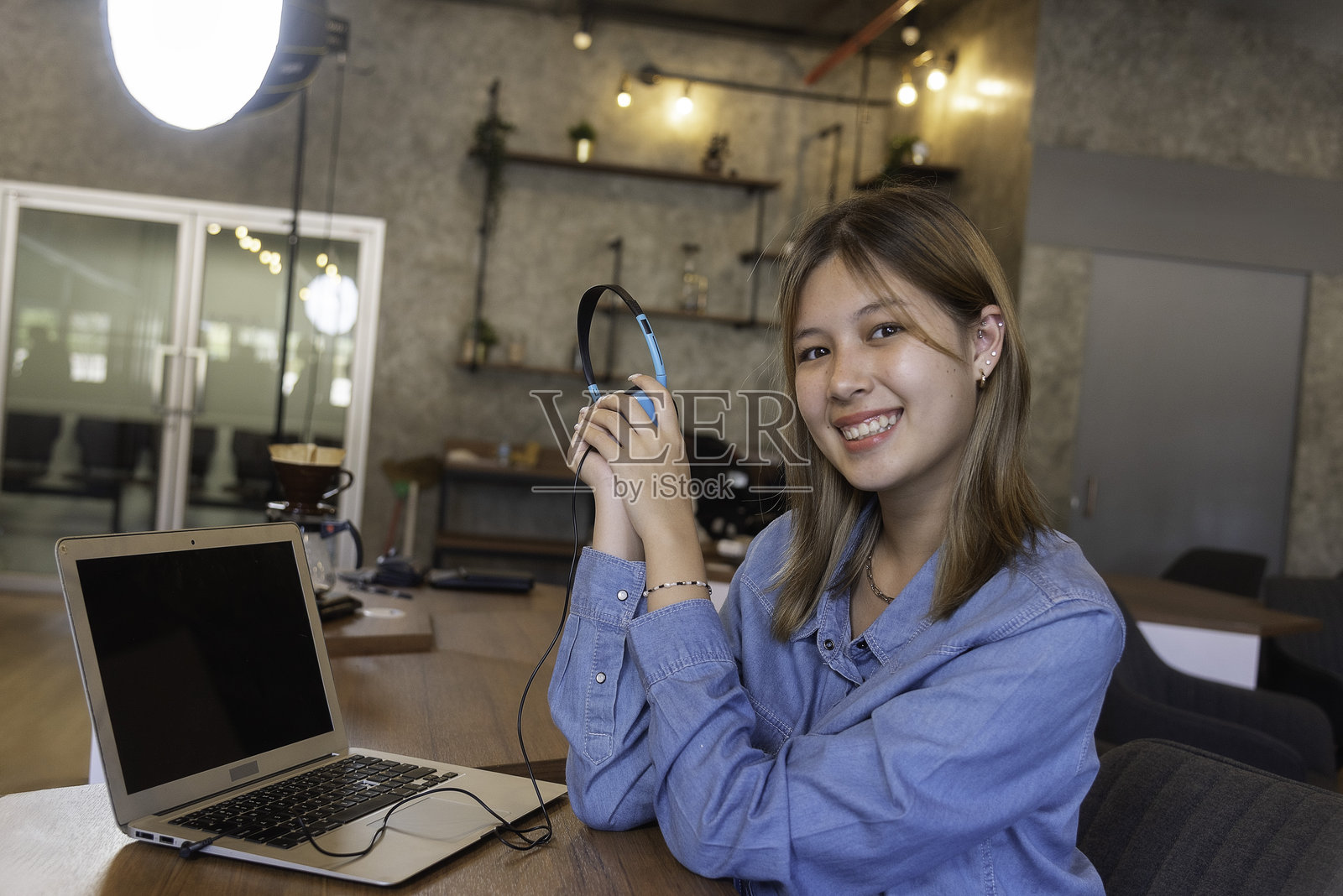 亚洲女性在会议上在线连接办公室。商业与科技概念照片摄影图片