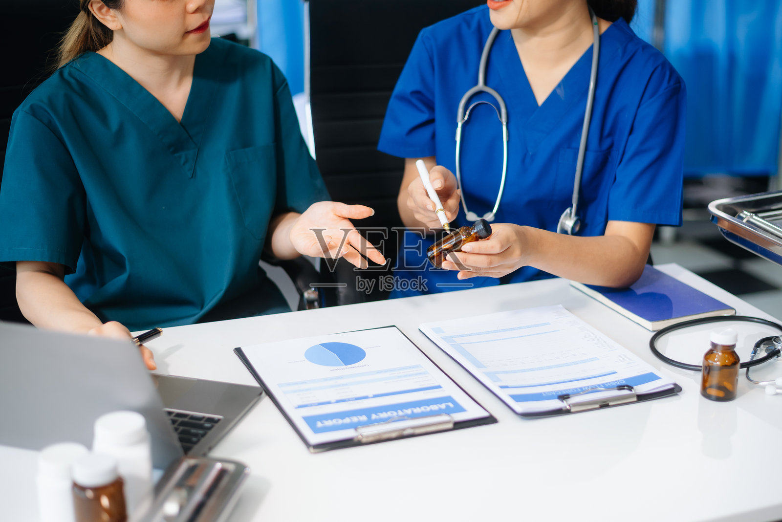 医疗团队的医生和护士在医院办公室使用笔记本电脑。合作、诊断与现代科技相结合。照片摄影图片