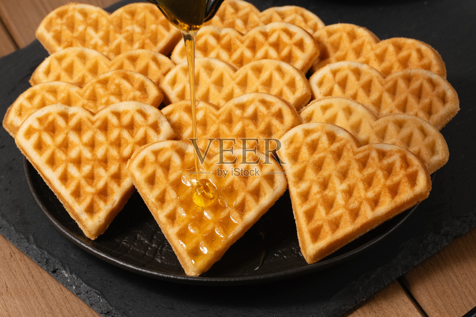 心形华夫饼淋上蜂蜜照片摄影图片