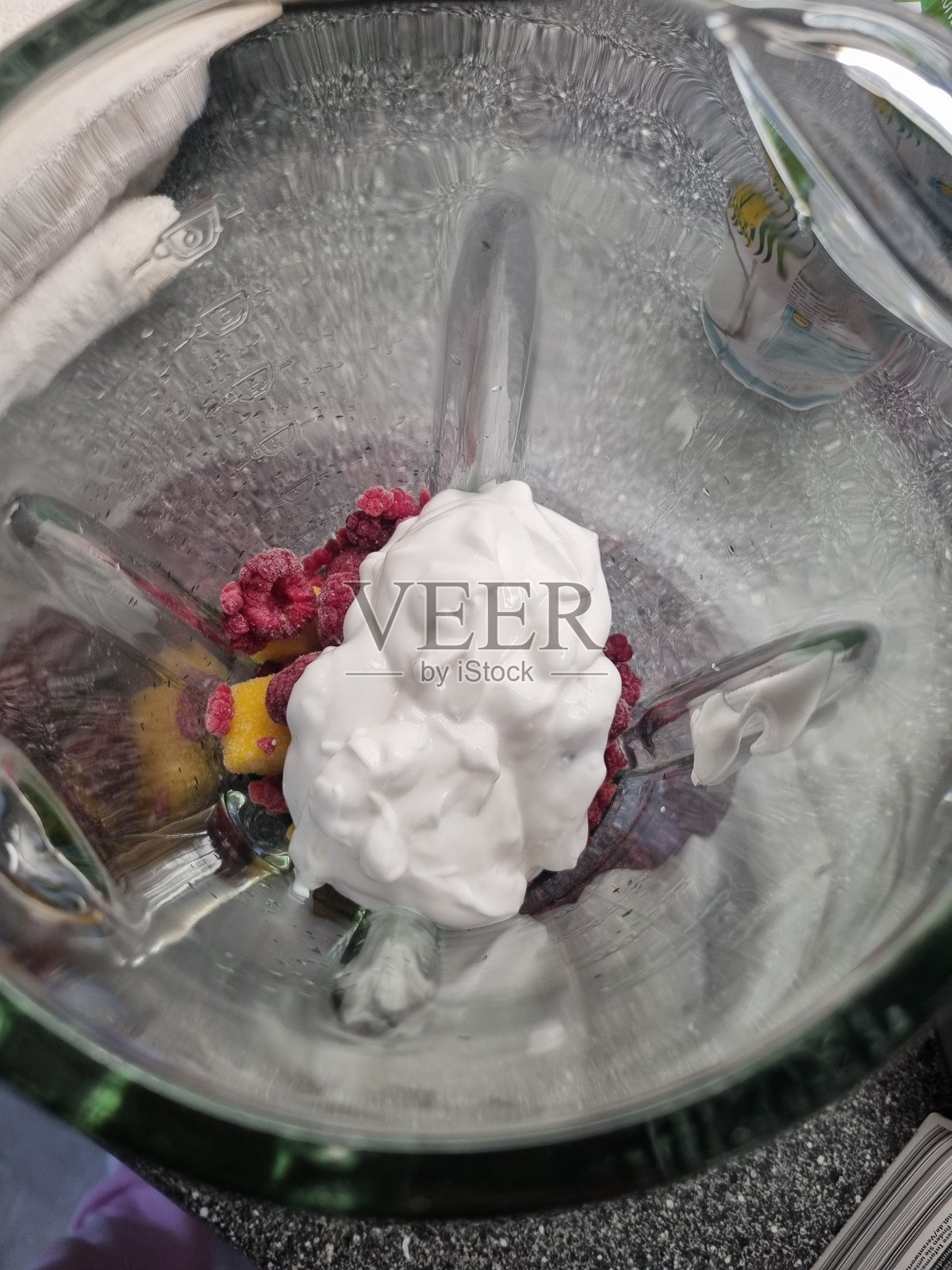 在搅拌机中制作奶昔照片摄影图片