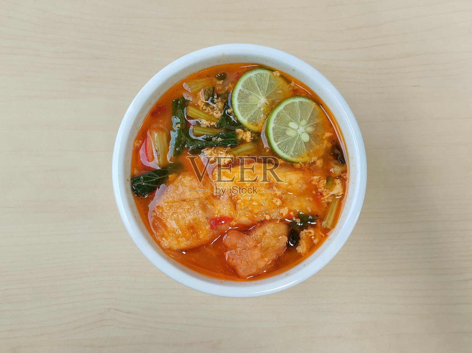 Seblak是一道来自印度尼西亚的辛辣美食，包含饼干、蔬菜和香料。照片摄影图片