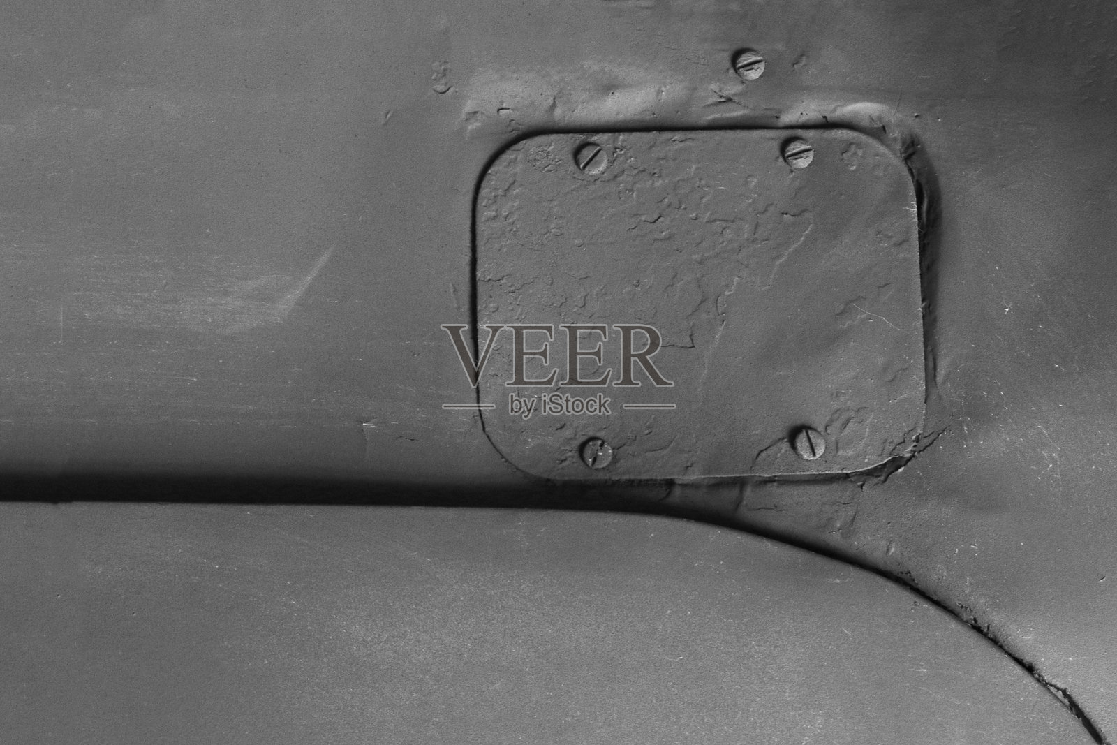 军用车辆侧面的舱口。照片摄影图片