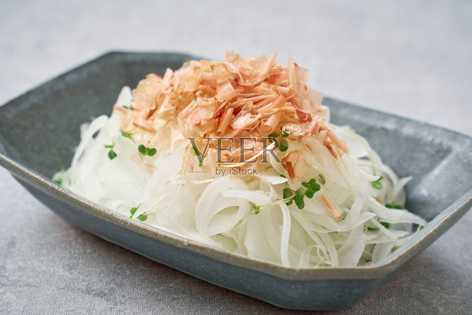 日式洋葱沙拉配鲣鱼 flakes照片摄影图片