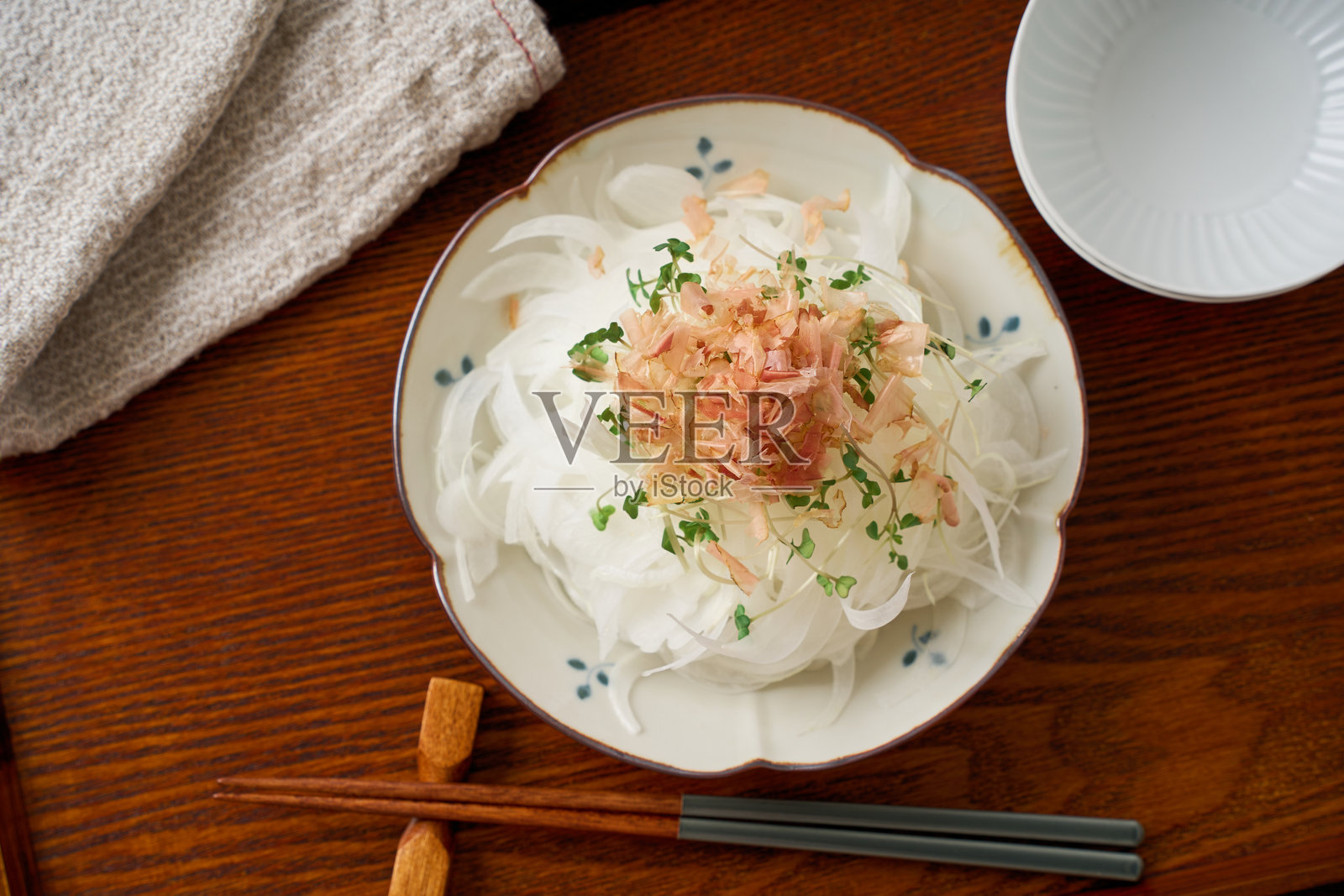 日式洋葱沙拉配鲣鱼 flakes照片摄影图片