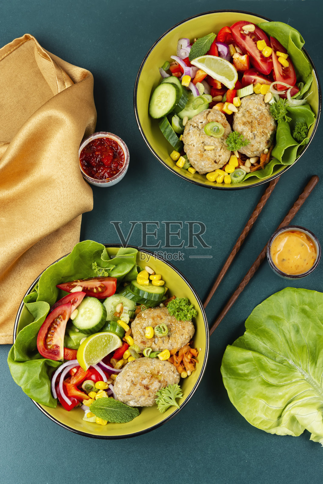 健康饮食理念与炸鱼饼。照片摄影图片