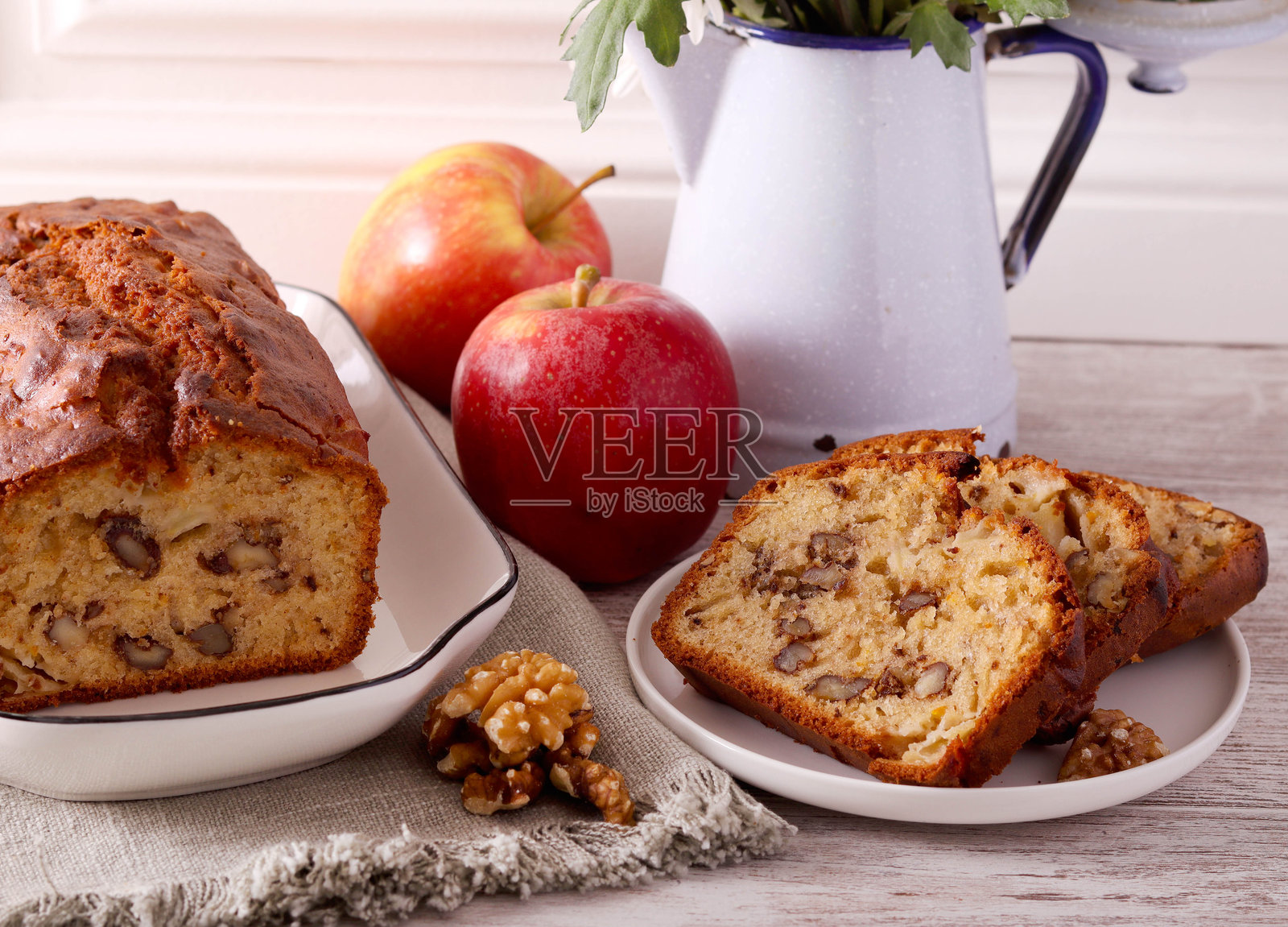 苹果核桃甜蛋糕，已上桌照片摄影图片
