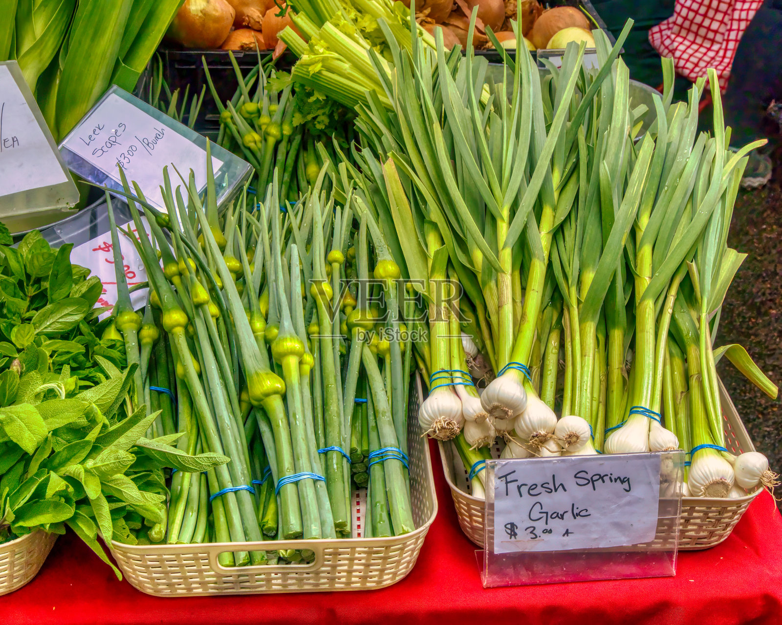 农贸市场上的韭菜花和春蒜或青蒜照片摄影图片
