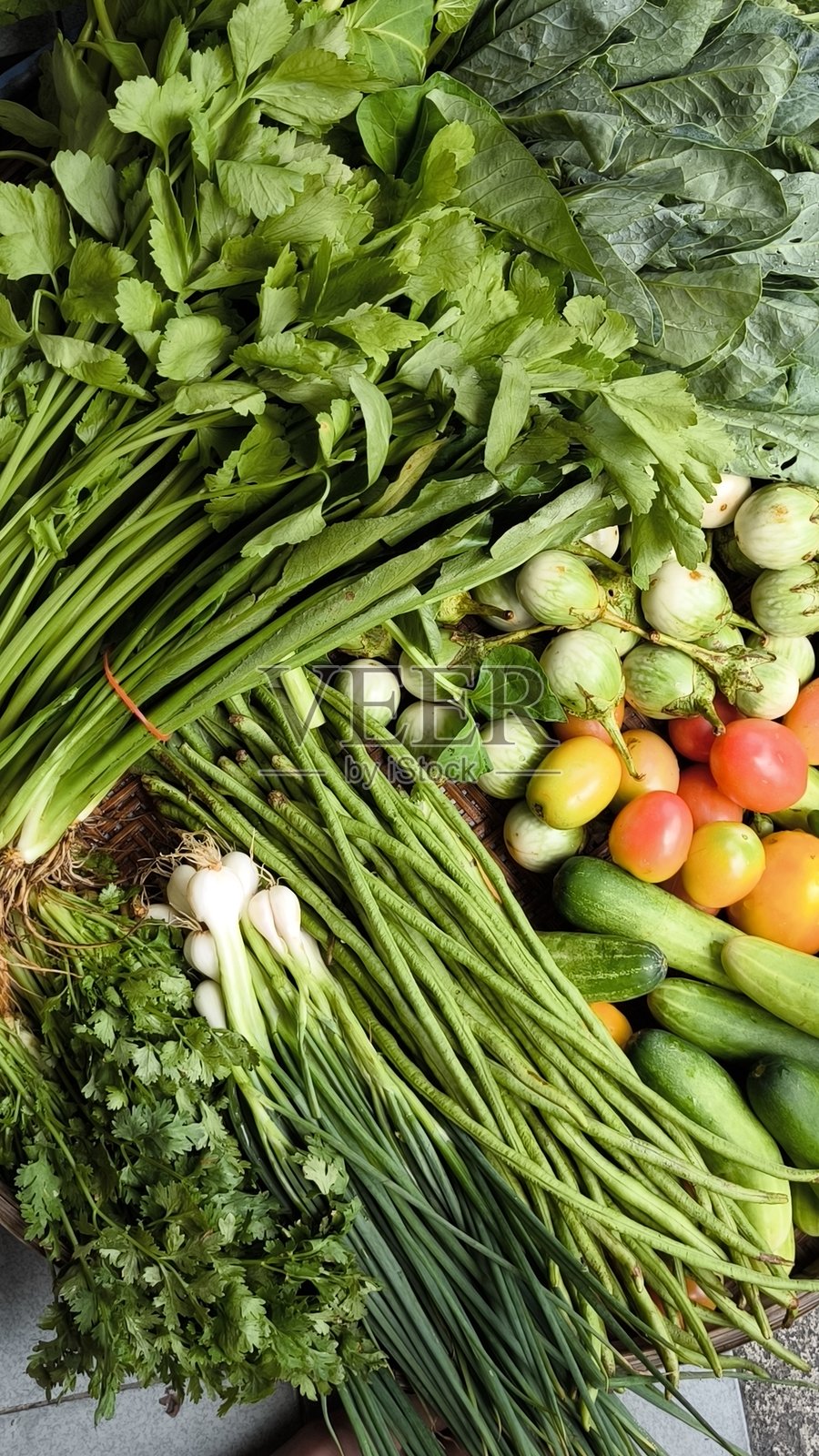 新鲜的烹饪蔬菜。蔬菜含有膳食纤维，有助于清洁肠道。照片摄影图片