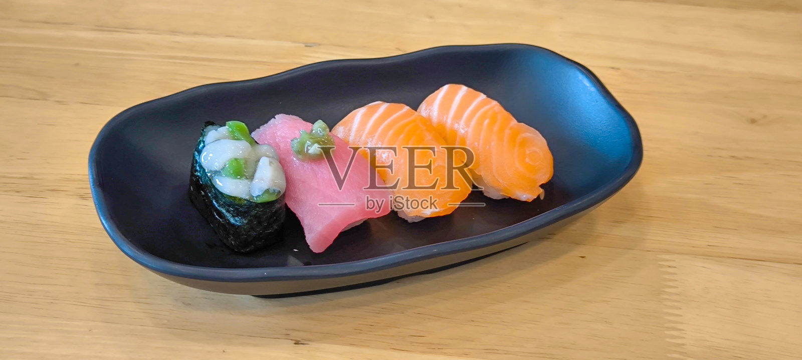 黑色盘子上的寿司。日本料理。天然食品。照片摄影图片