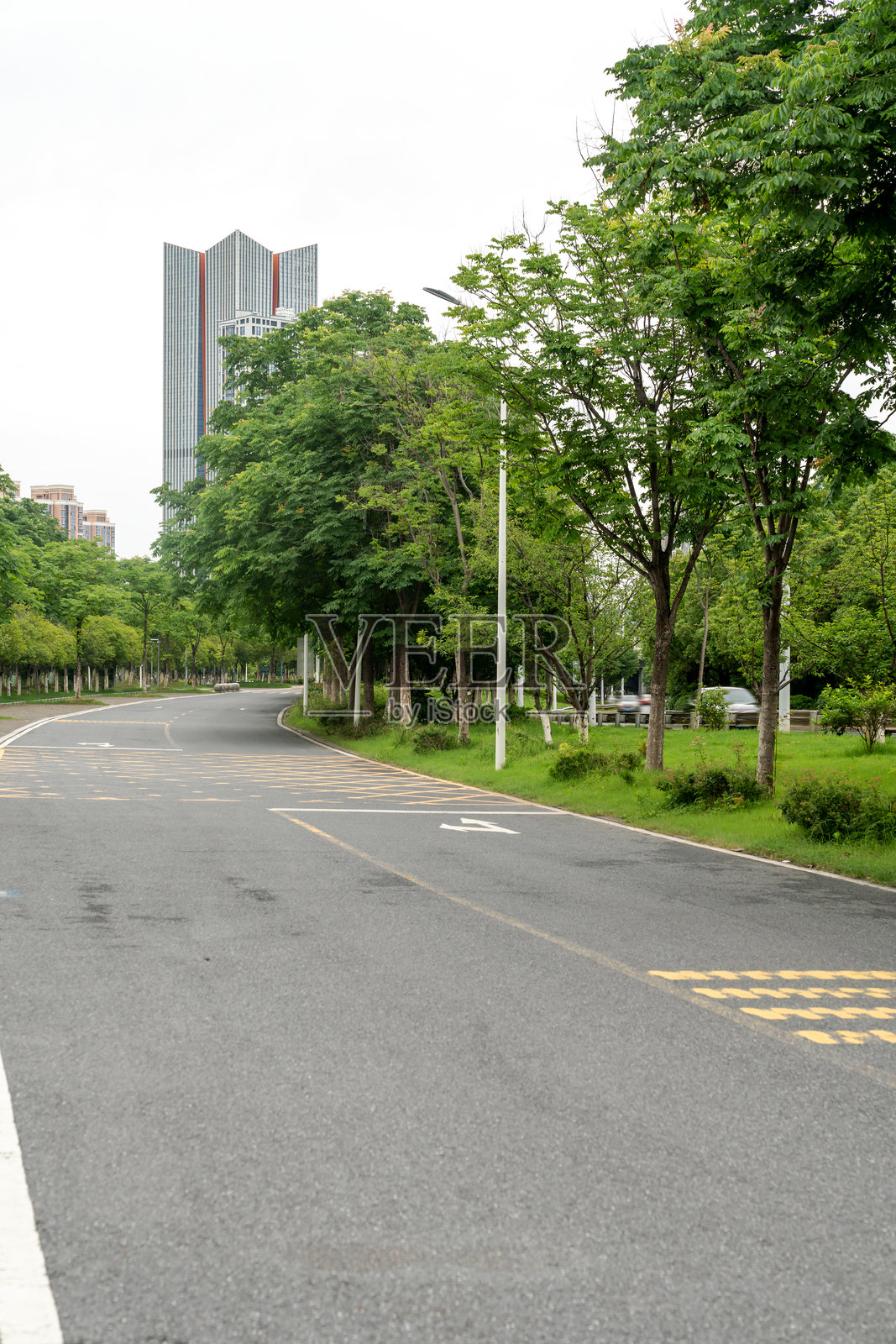 城市中空荡荡的街道和建筑物照片摄影图片