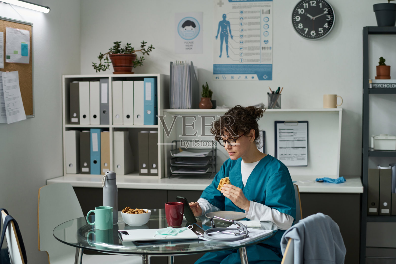 护士在办公室工作时吃早餐照片摄影图片