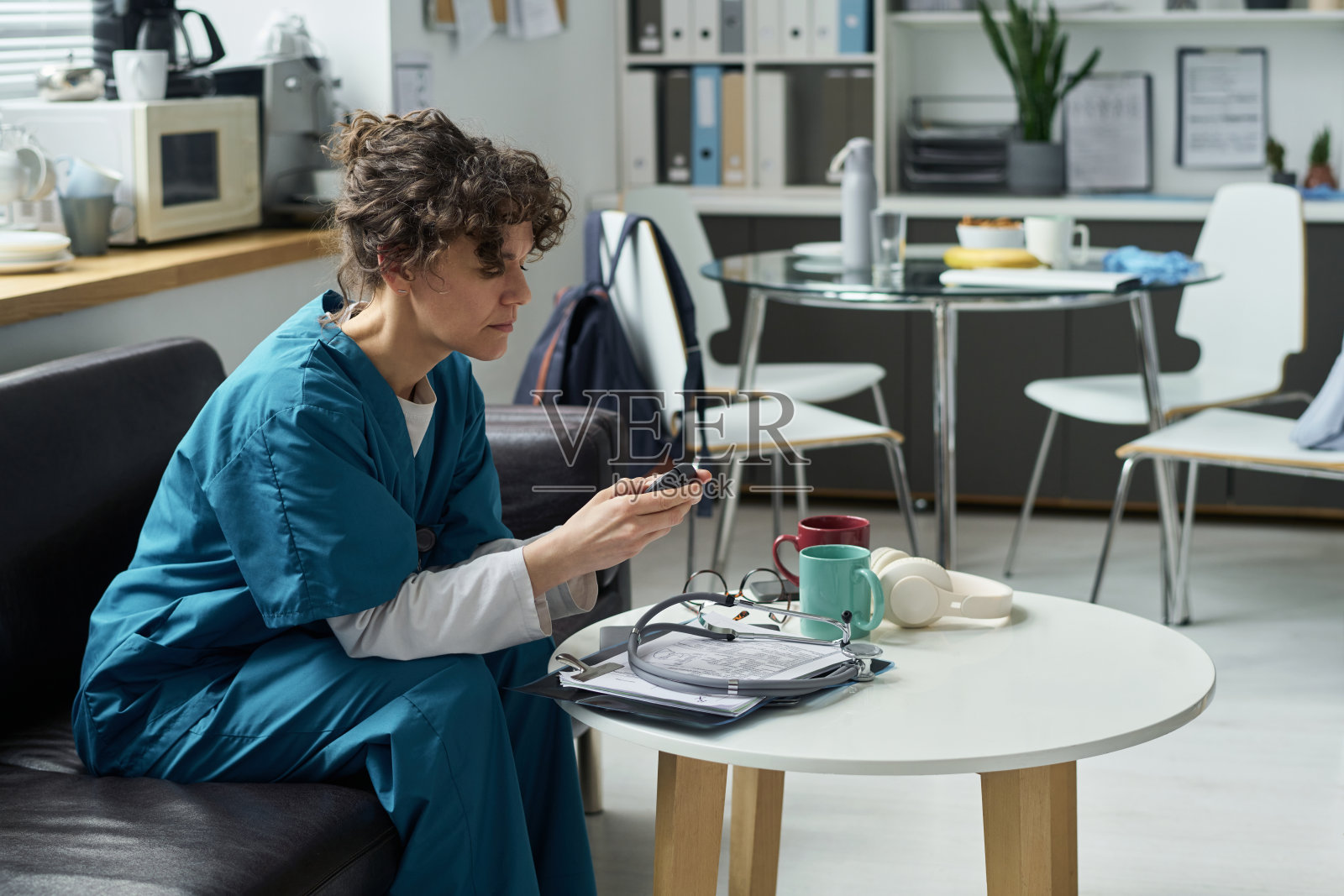 医疗专业人员在办公室环境中分析结果照片摄影图片