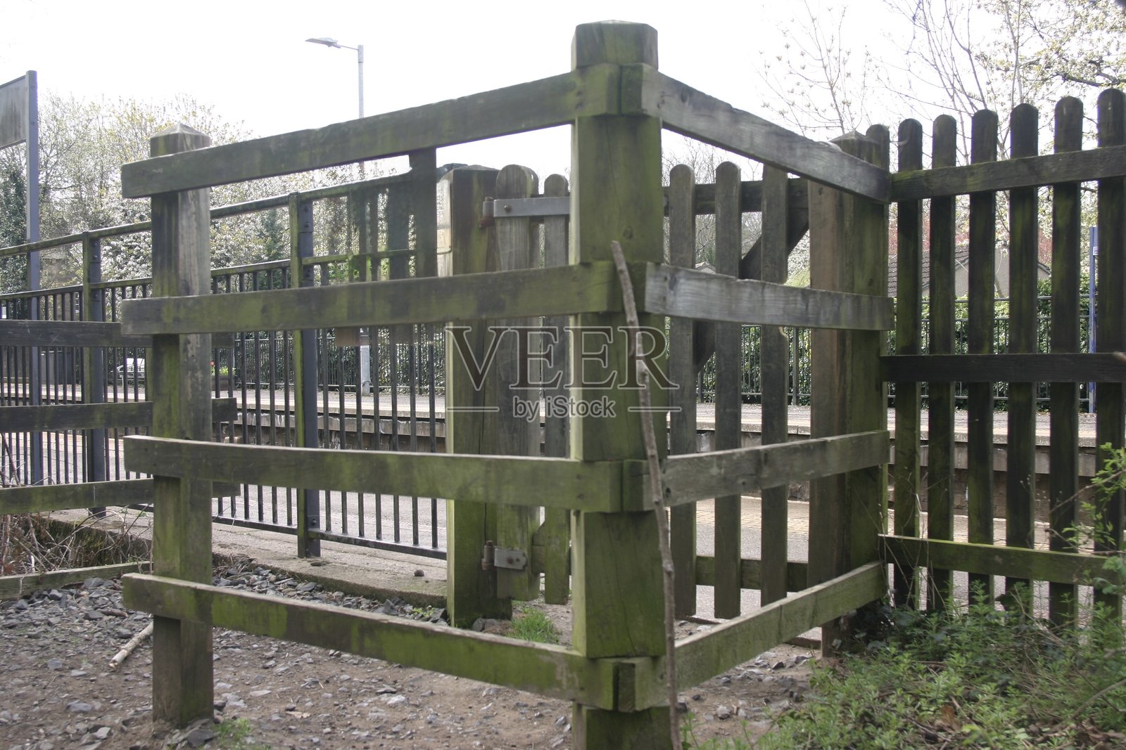 乡村亲吻门在火车站台上照片摄影图片