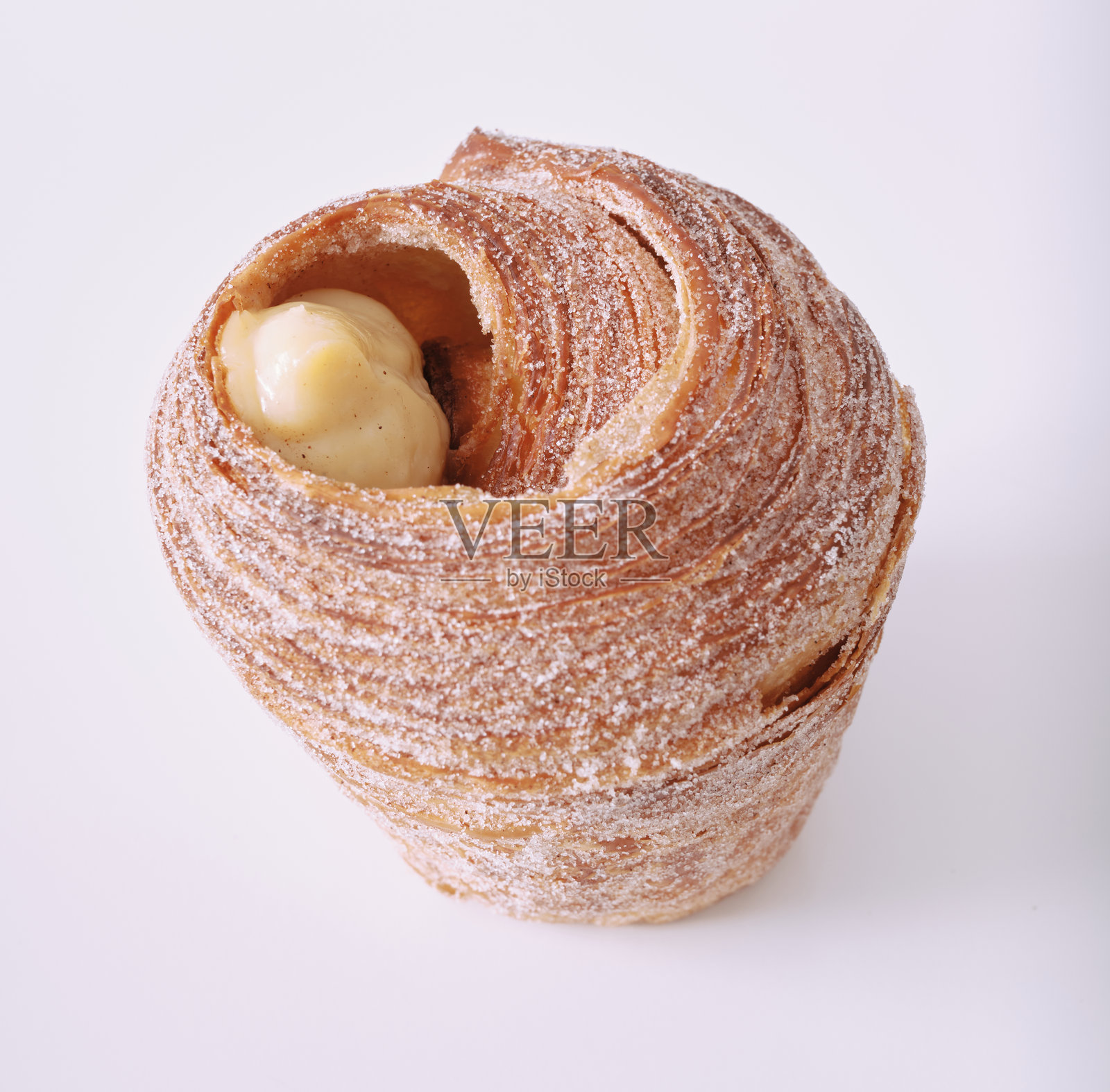 白色背景上的香草奶油填充克拉芬。照片摄影图片