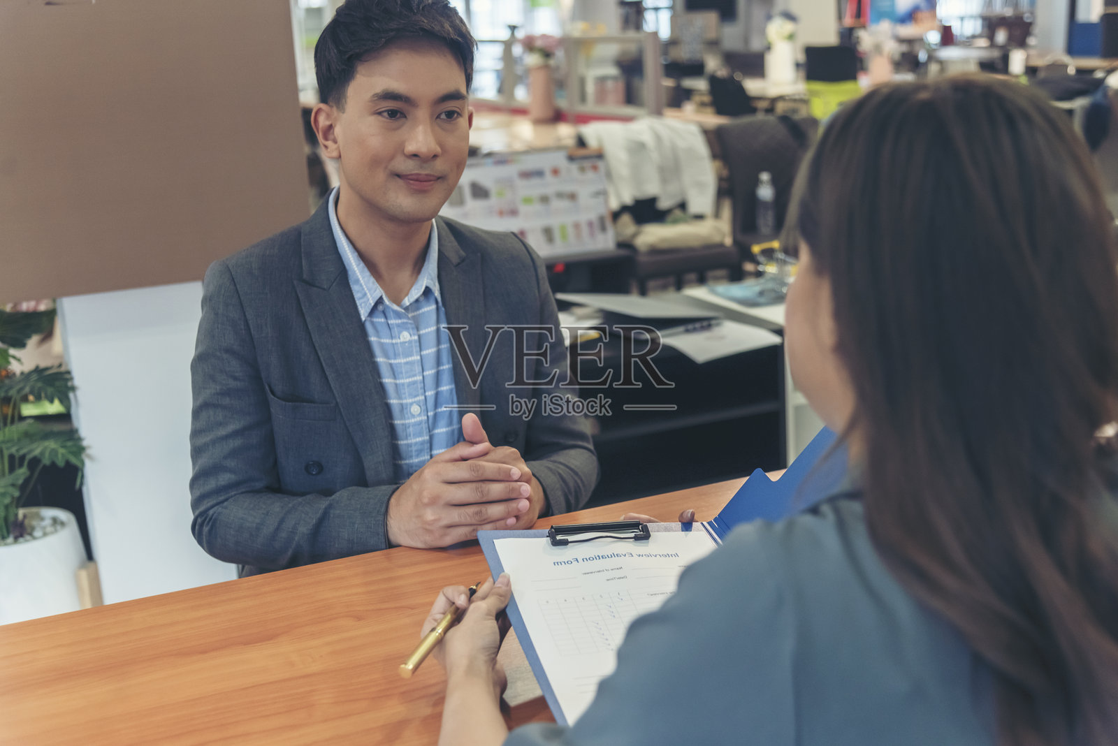 人力资源经理与求职者面试，求职者在商务公司办公室自信地递交简历。与猎头代理和求职者的工作面试。照片摄影图片