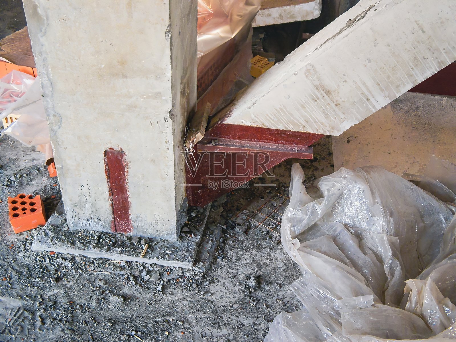 工业建筑场景，展示混凝土柱和钢支撑结构。照片摄影图片