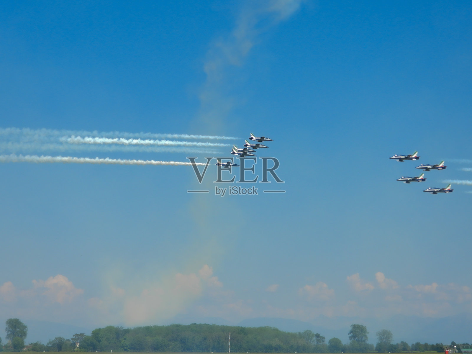 十架飞机的交叉飞行照片摄影图片