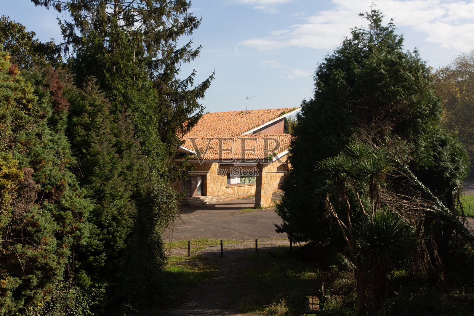 过去的回声:城市衰败中的废弃建筑照片摄影图片