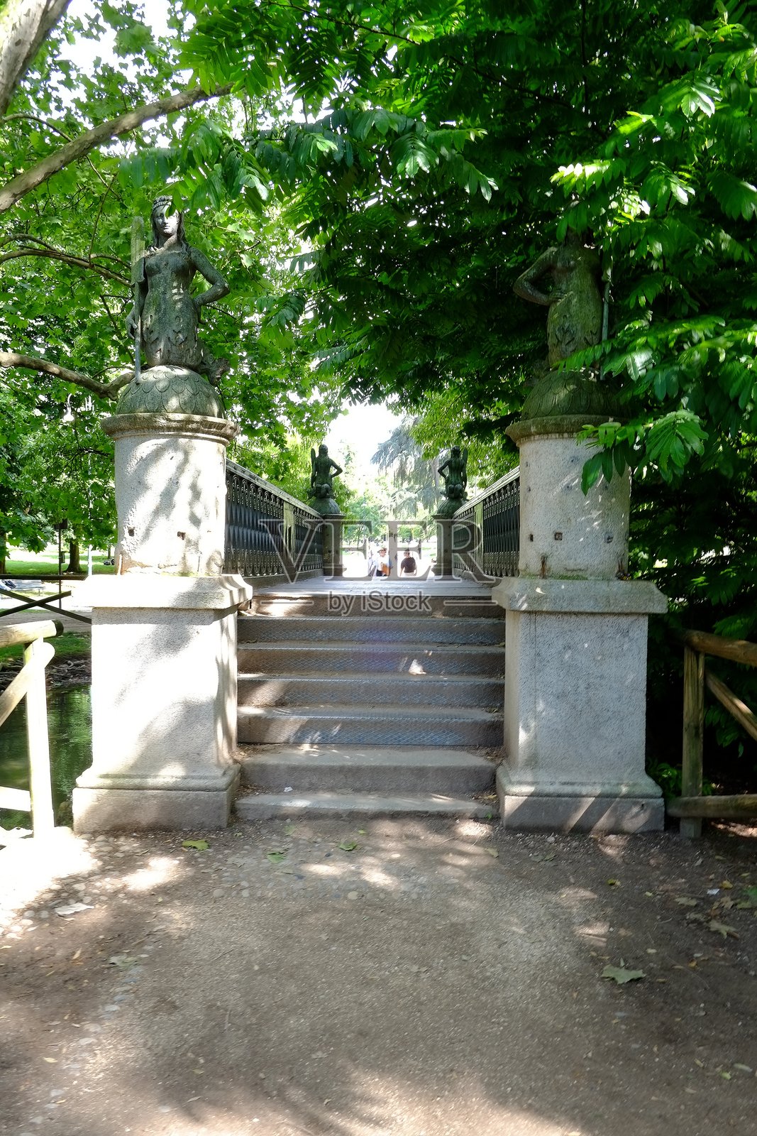 米兰 - 塞姆皮奥内公园的塞壬桥照片摄影图片