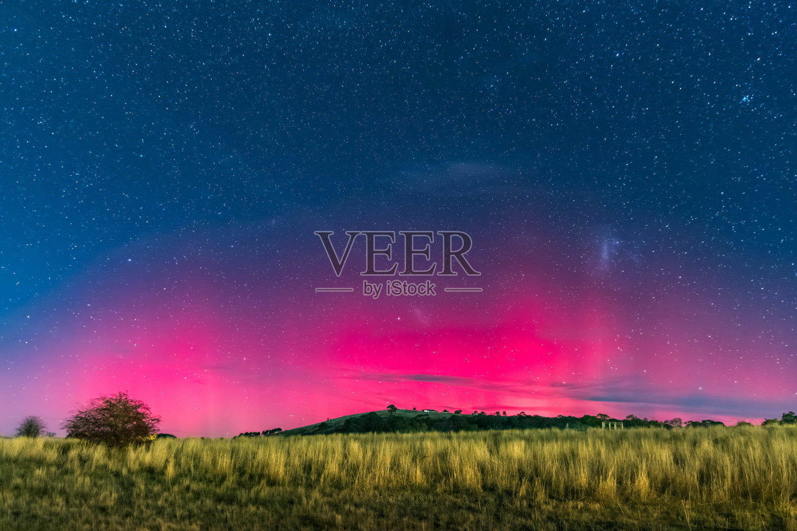 南极光照亮冬季夜空照片摄影图片